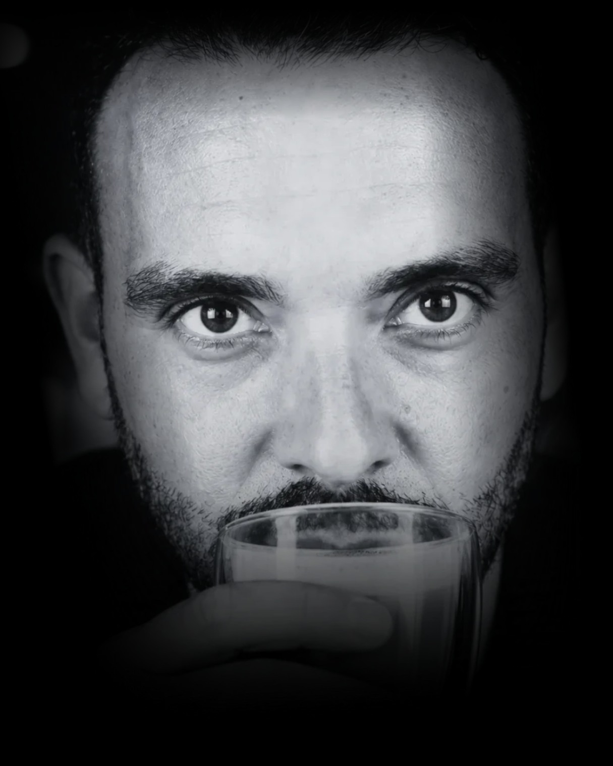 Portrait de Kévin Vigreux, marketing et création de contenu, en noir et blanc
