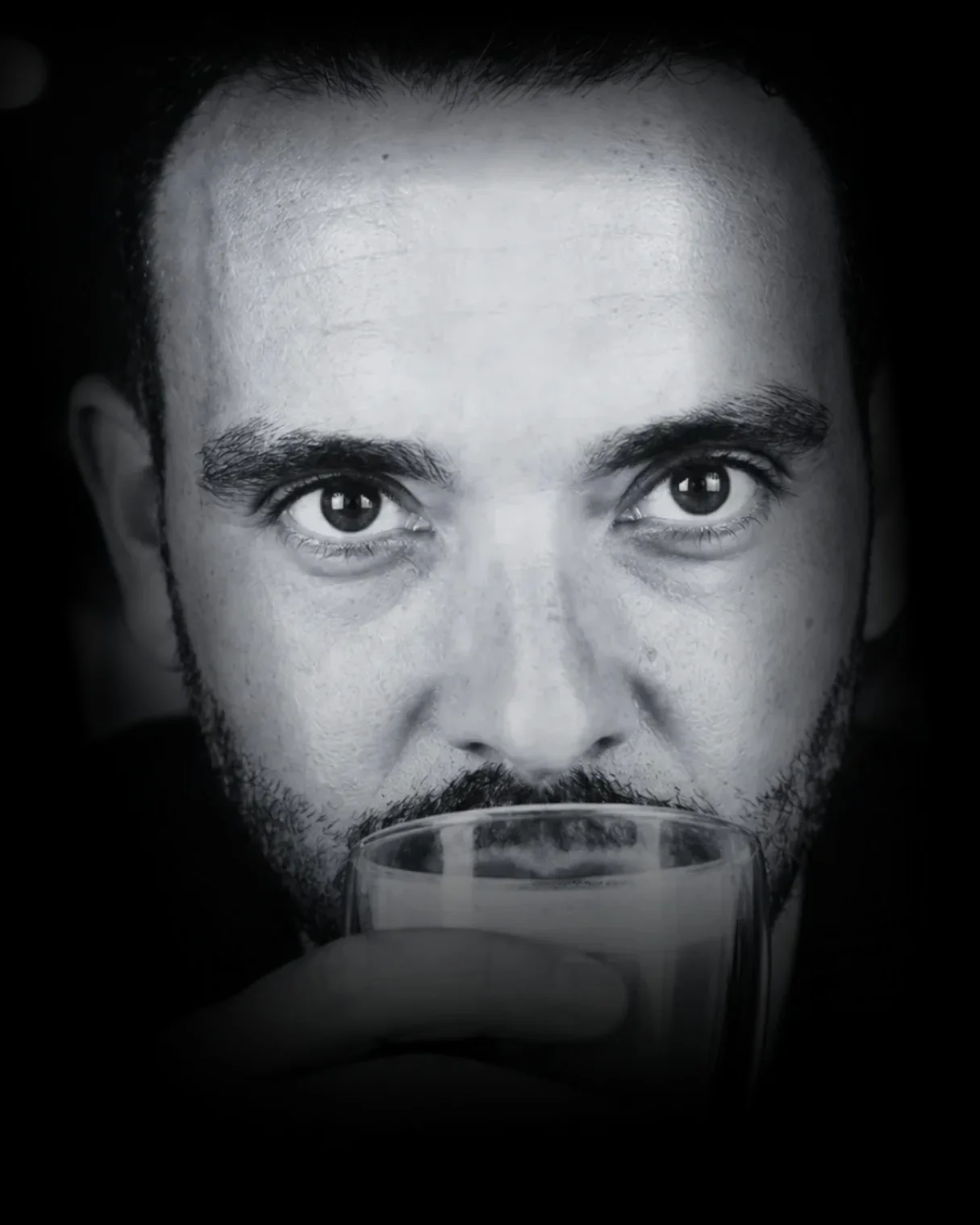 Portrait de Kévin Vigreux, marketing et création de contenu, en noir et blanc
