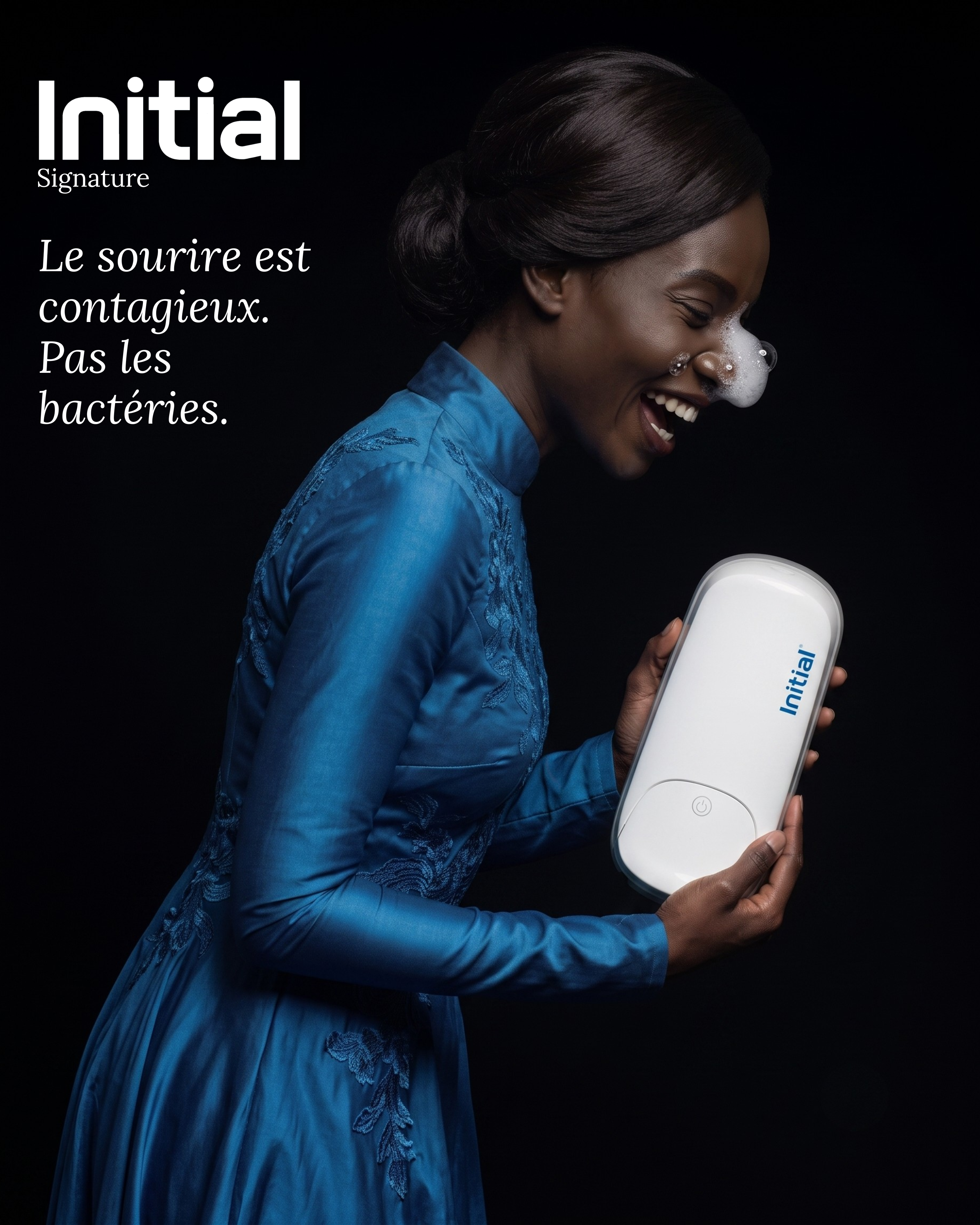 Hygiène — rire complice, mousse sur le nez, robe bleue — visuel marketing par Kévin Vigreux