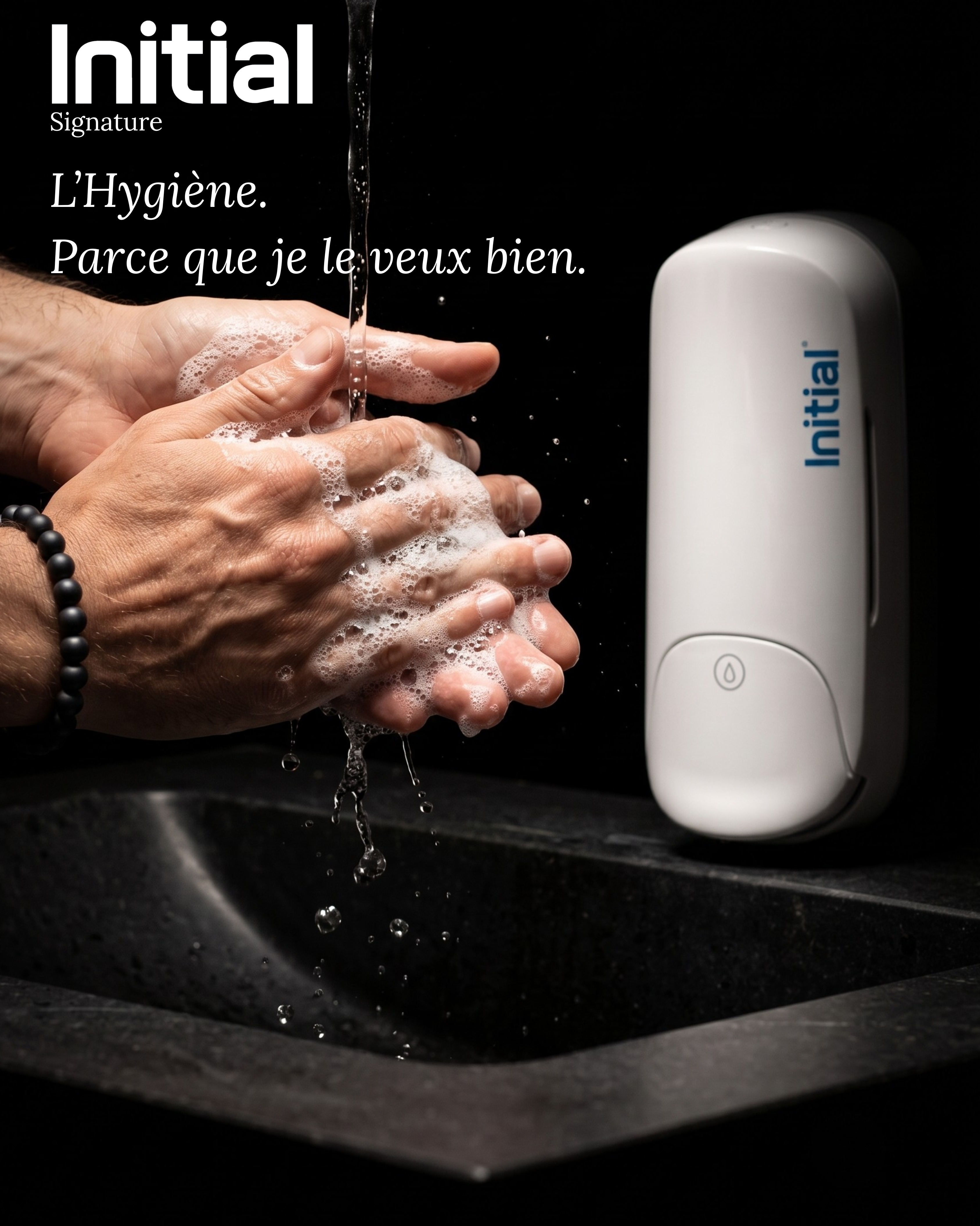 Hygiène — lavage de mains mousseux près du distributeur — visuel marketing par Kévin Vigreux