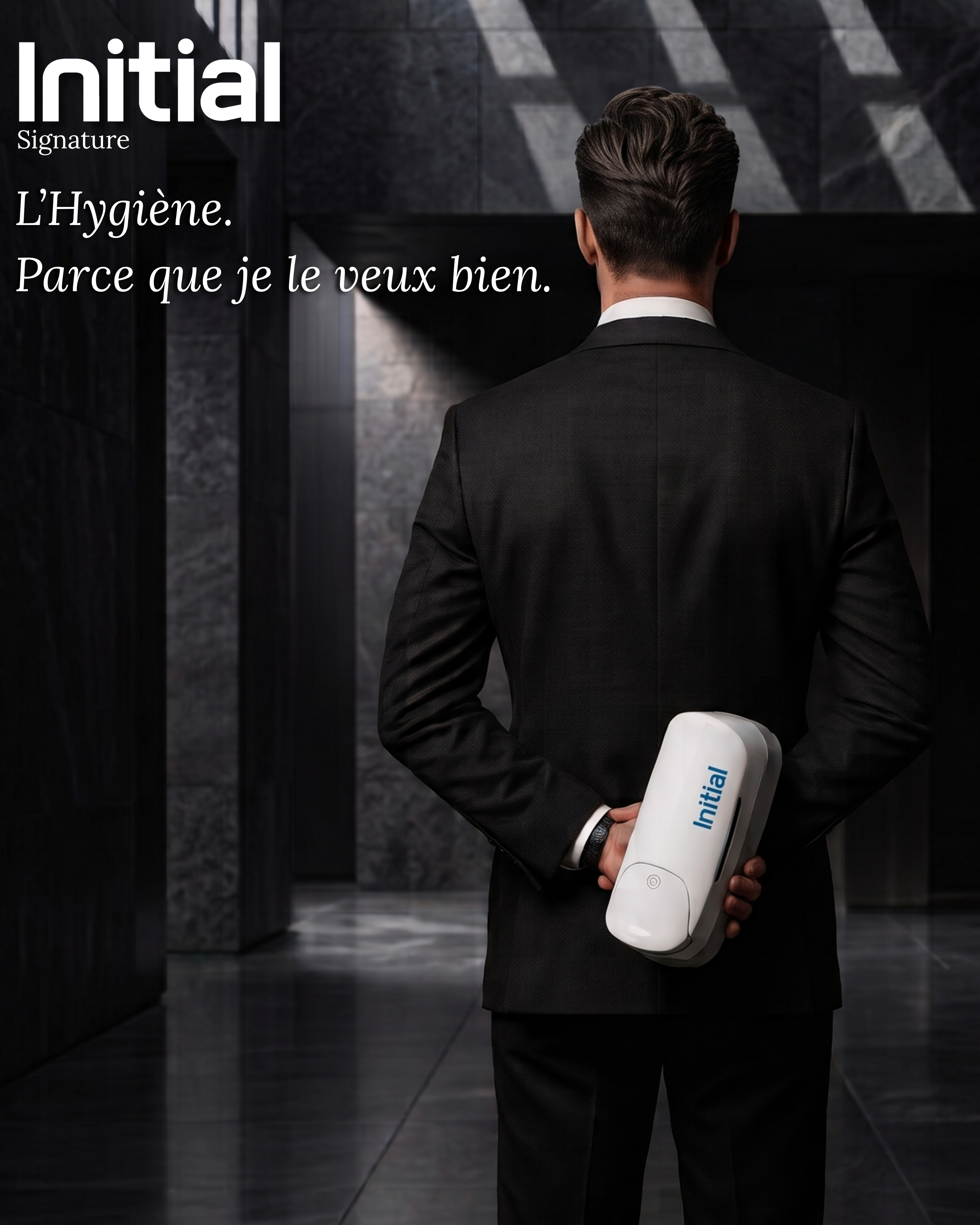 Hygiène — homme en costume, dans un hall marbré — visuel marketing par Kévin Vigreux