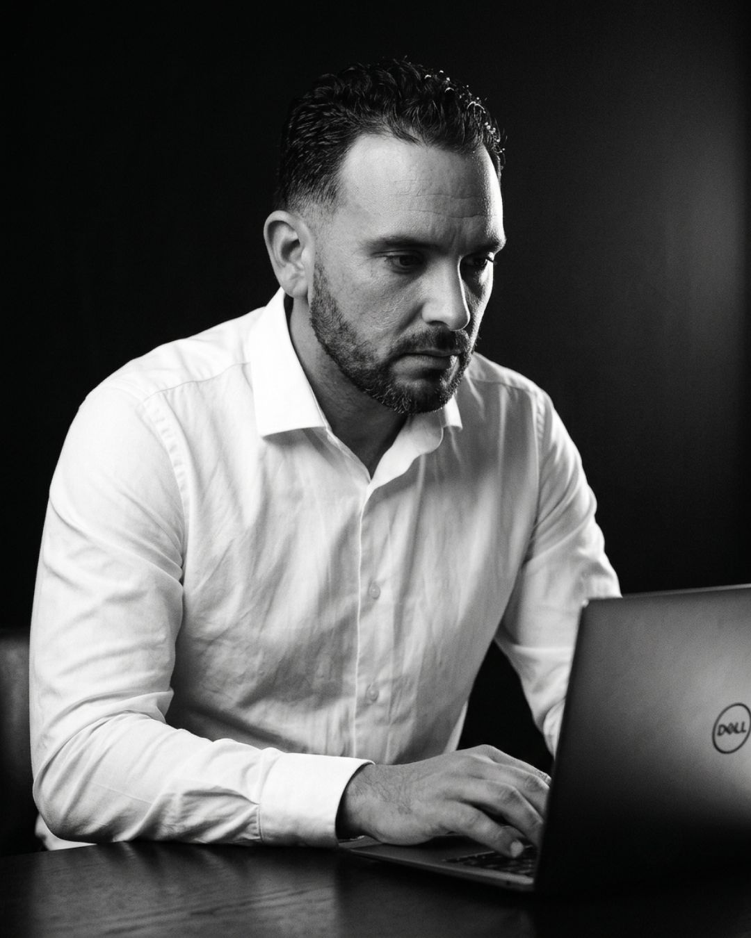 Kévin Vigreux concentré sur son ordinateur, travail de fond avant la publicité