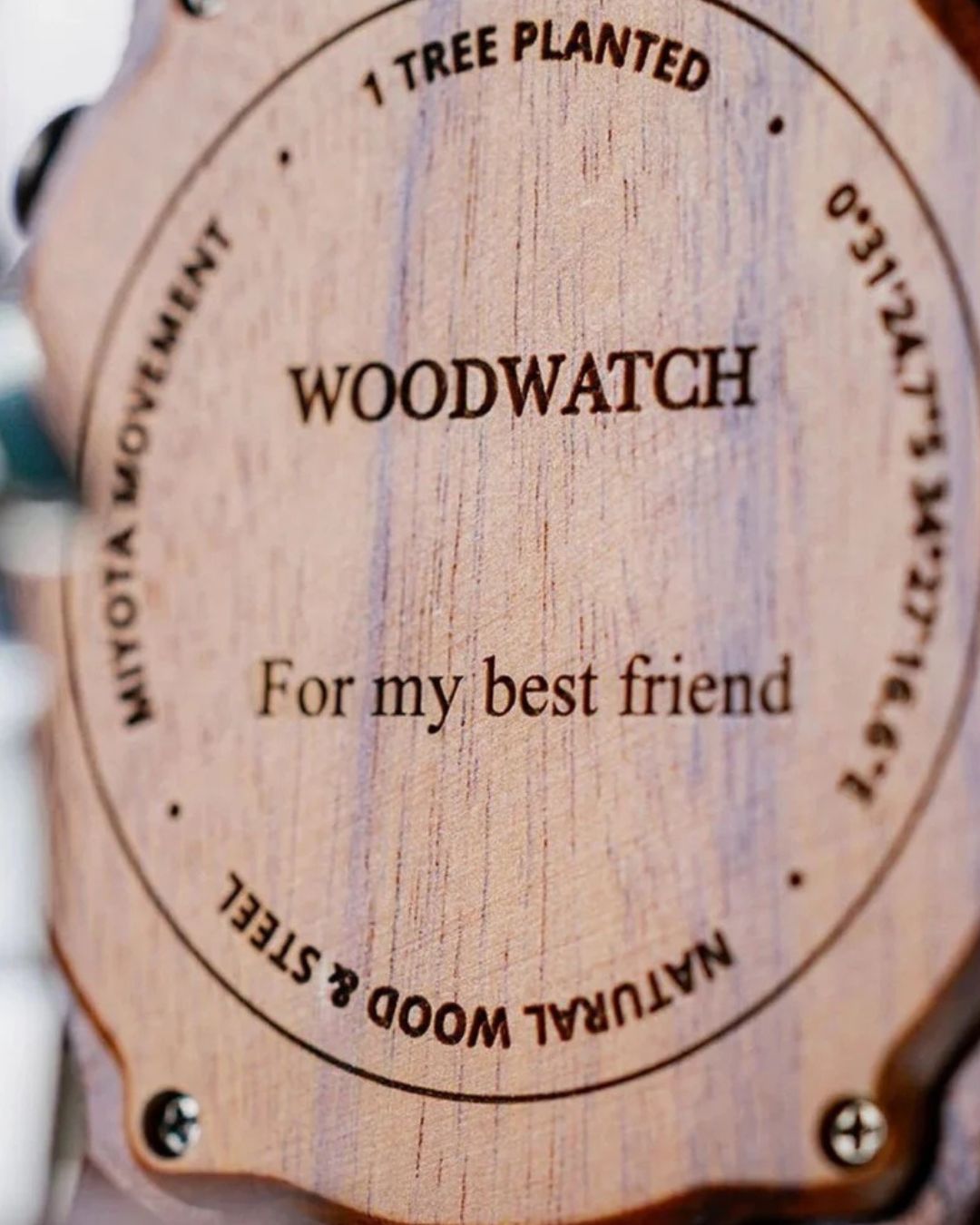 Montre en Bois — macro sur le fond gravé, dédicace personnelle — visuel marketing par Kévin Vigreux