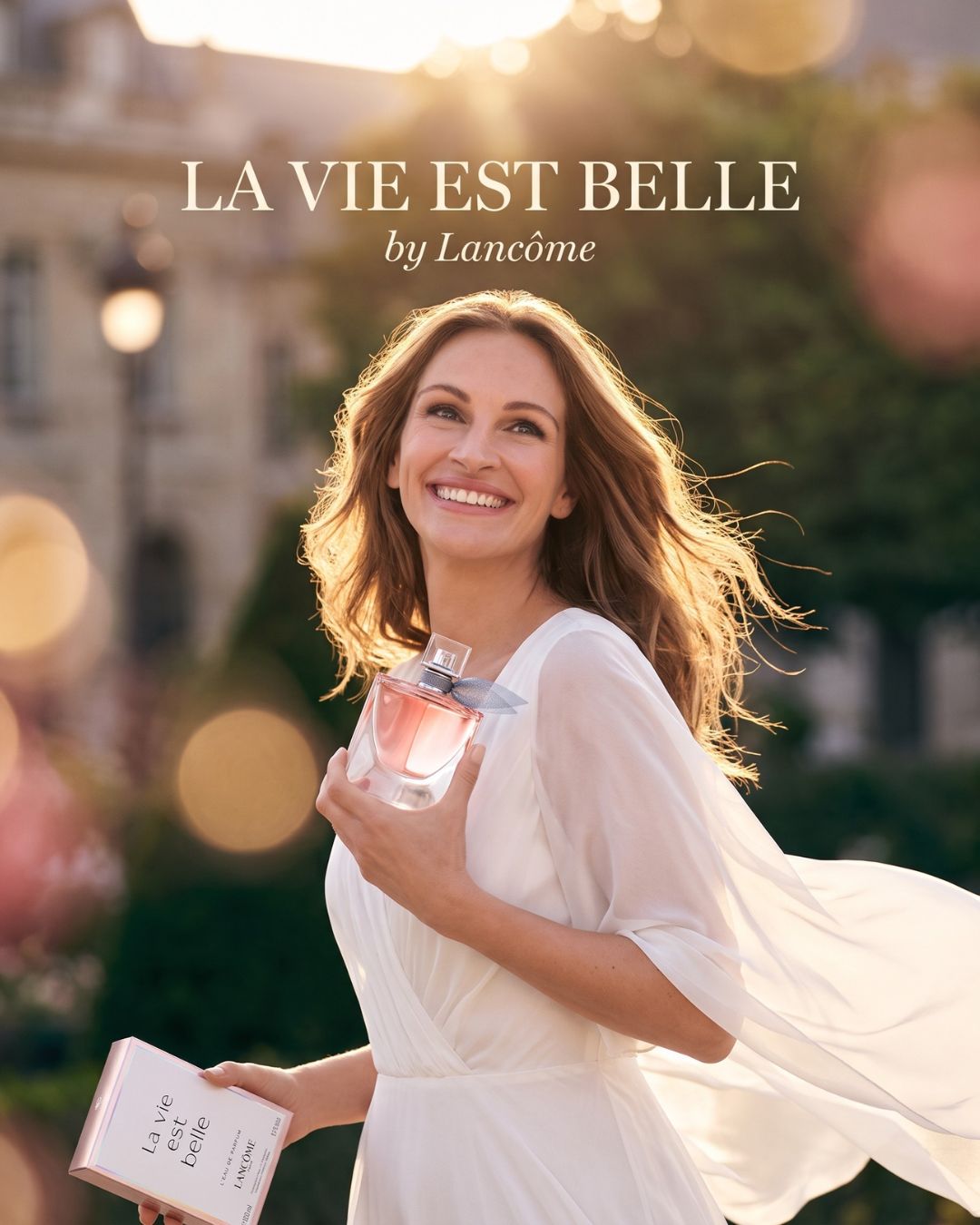 Parfum — robe blanche envolée, lumière dorée, flacon serré — visuel marketing par Kévin Vigreux