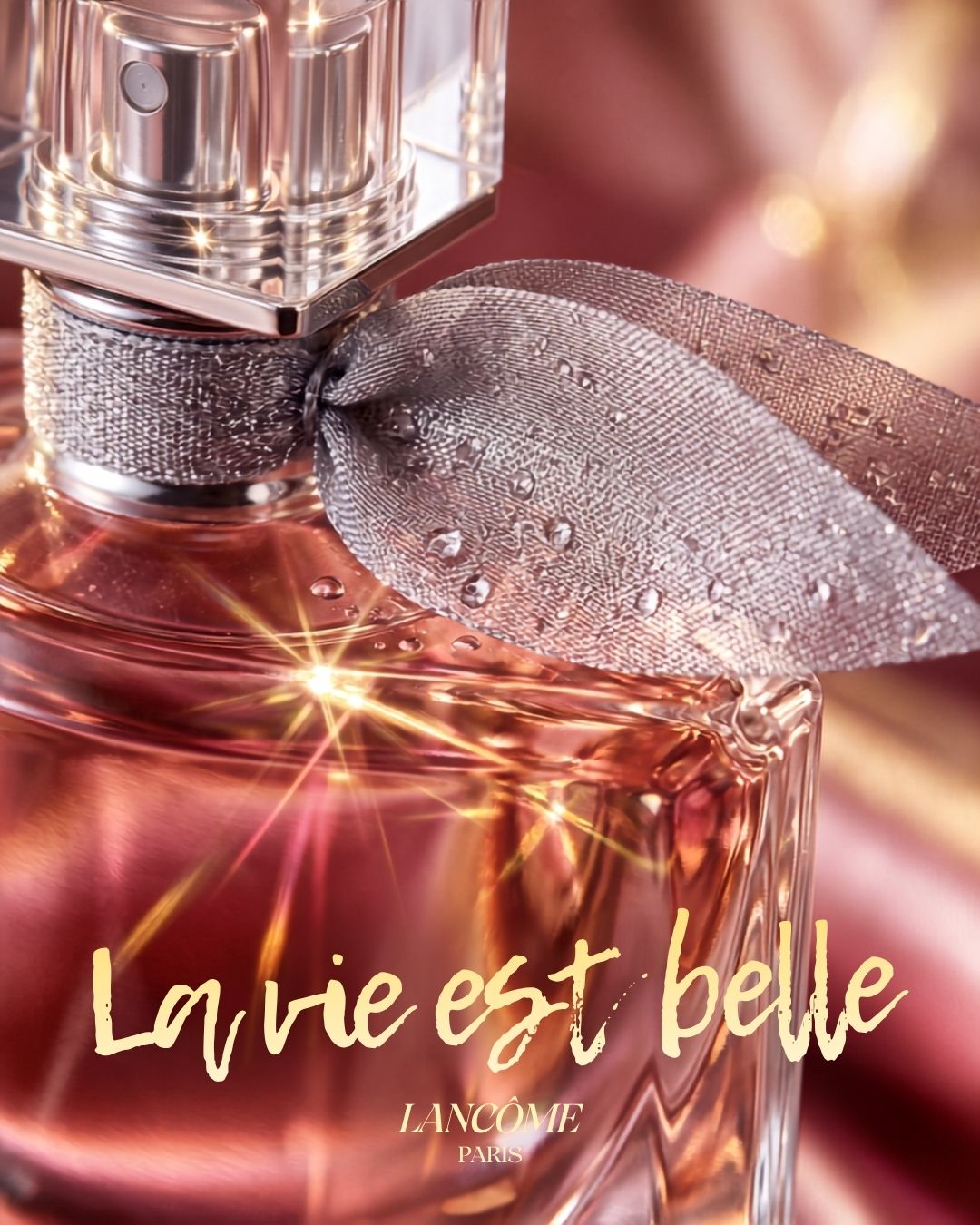 Parfum — macro sur le flacon, nœud satiné, reflets — visuel marketing par Kévin Vigreux
