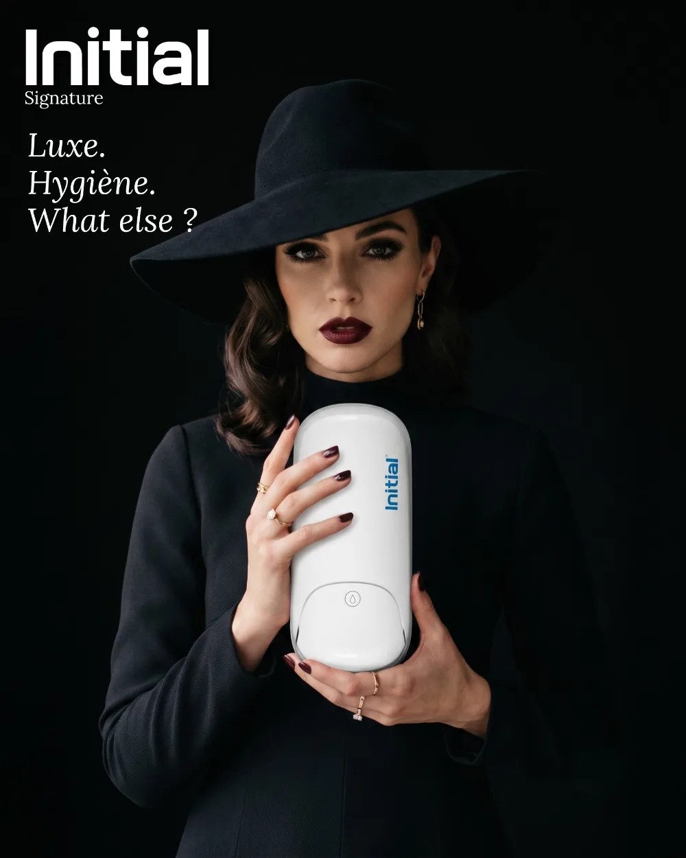 Distributeur d'hygiène de luxe Initial Signature, campagne créée par Kévin Vigreux, visuels générés par IA — voir tous les visuels