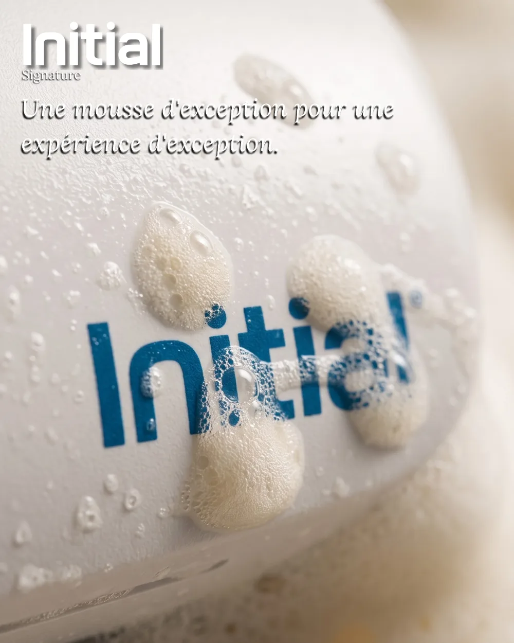Distributeur d'hygiène de luxe Initial Signature, campagne créée par Kévin Vigreux — gros plan mousseux sur le logo Initial