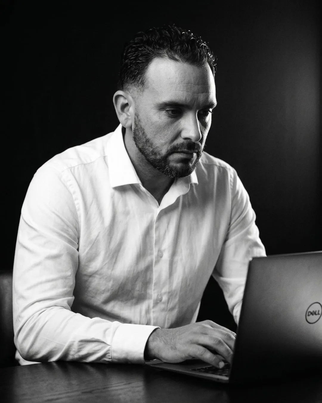 Kévin Vigreux concentré sur son ordinateur, travail de fond avant la publicité