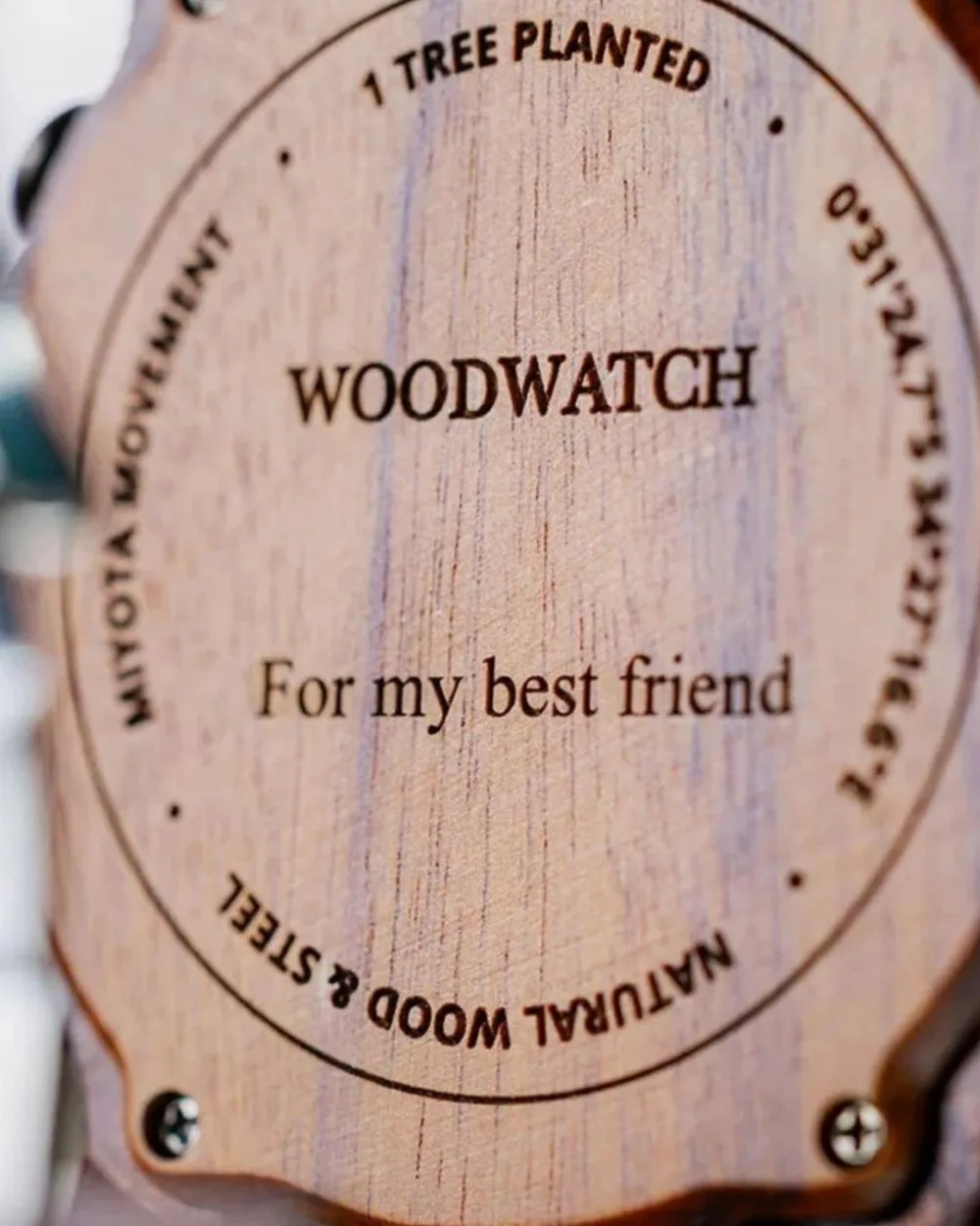 Montre en bois WoodWatch, campagne créée par Kévin Vigreux — macro sur le fond gravé, dédicace personnelle