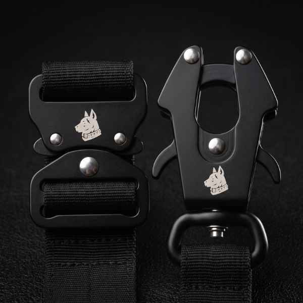Kévin Vigreux, cas client Valor : gros plan sur les boucles et mousquetons métalliques gravés du logo Valor